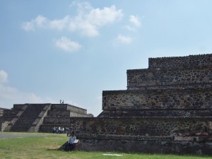 Photo of structures in talud-tablero style
